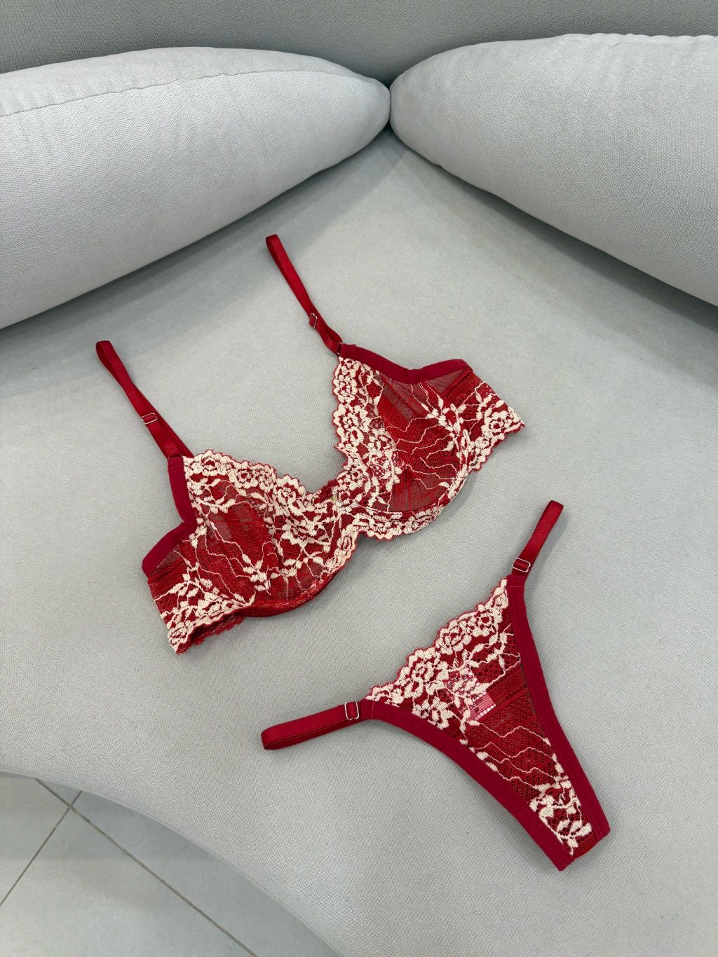 Conjunto Aura Vermelho com Creme