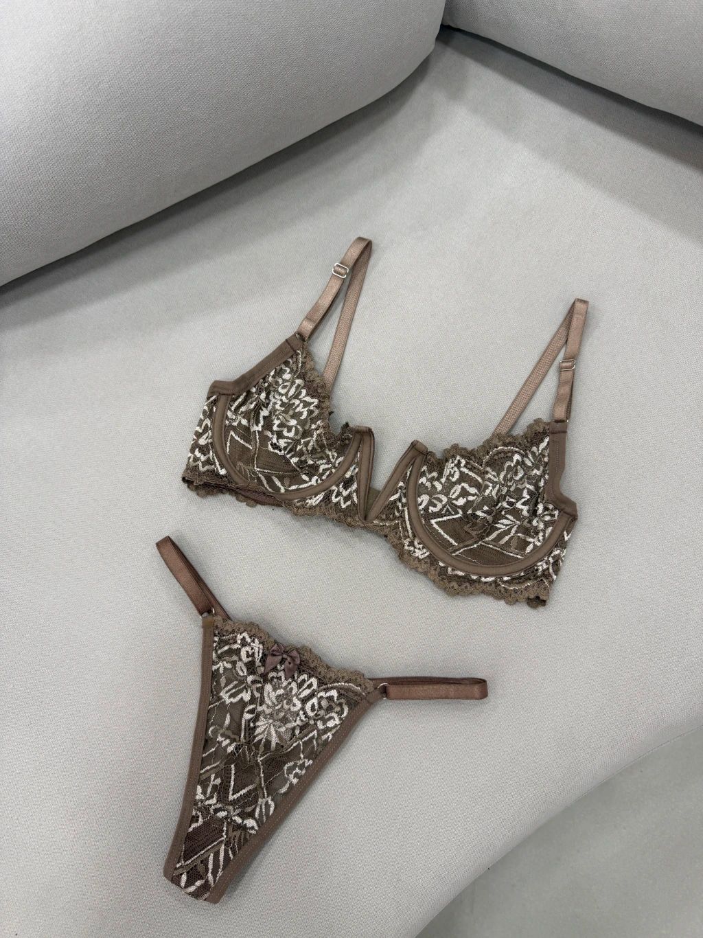 Conjunto Lorena Castanho com Branco
