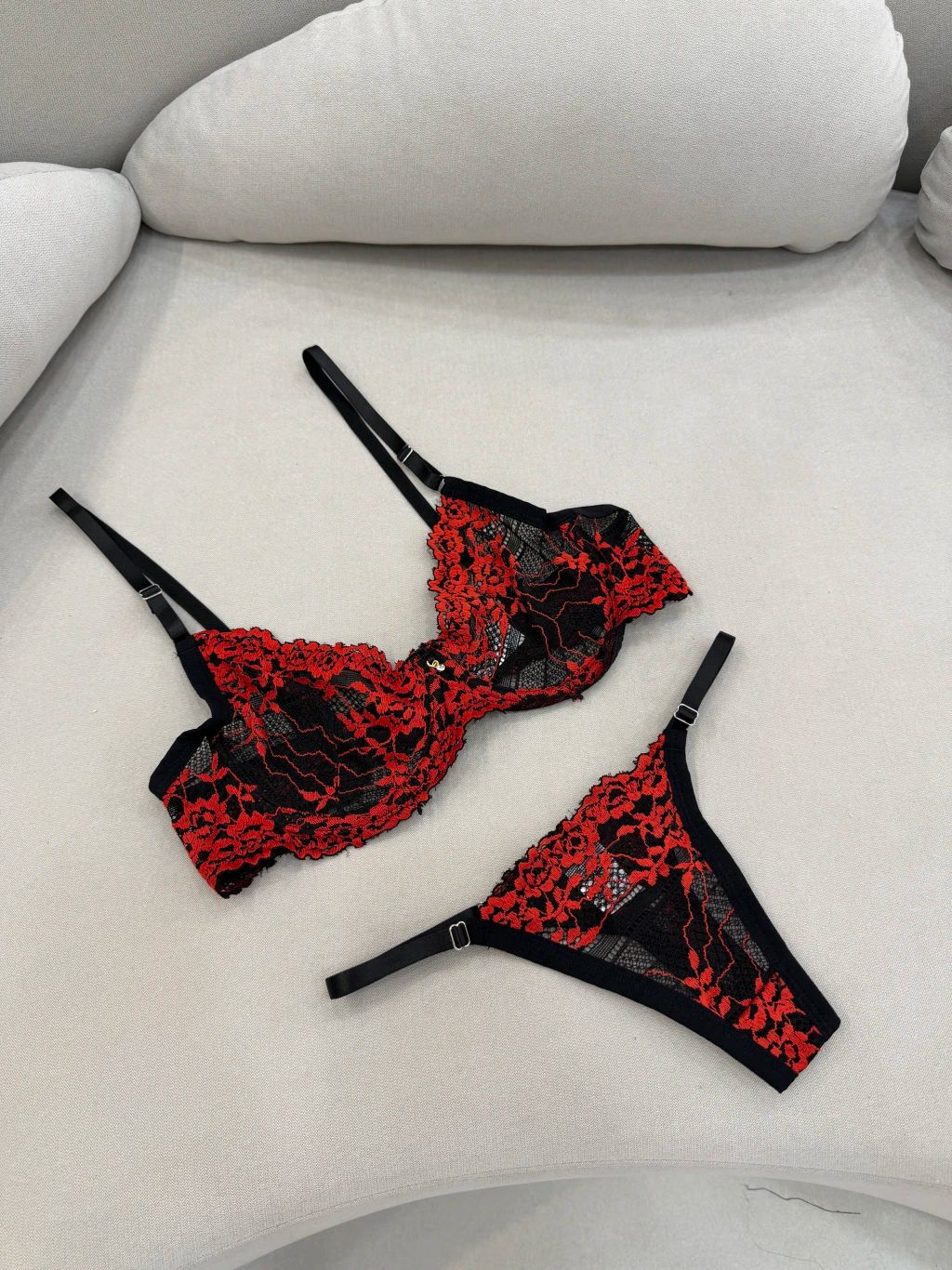 Conjunto Aura Preto com Vermelho