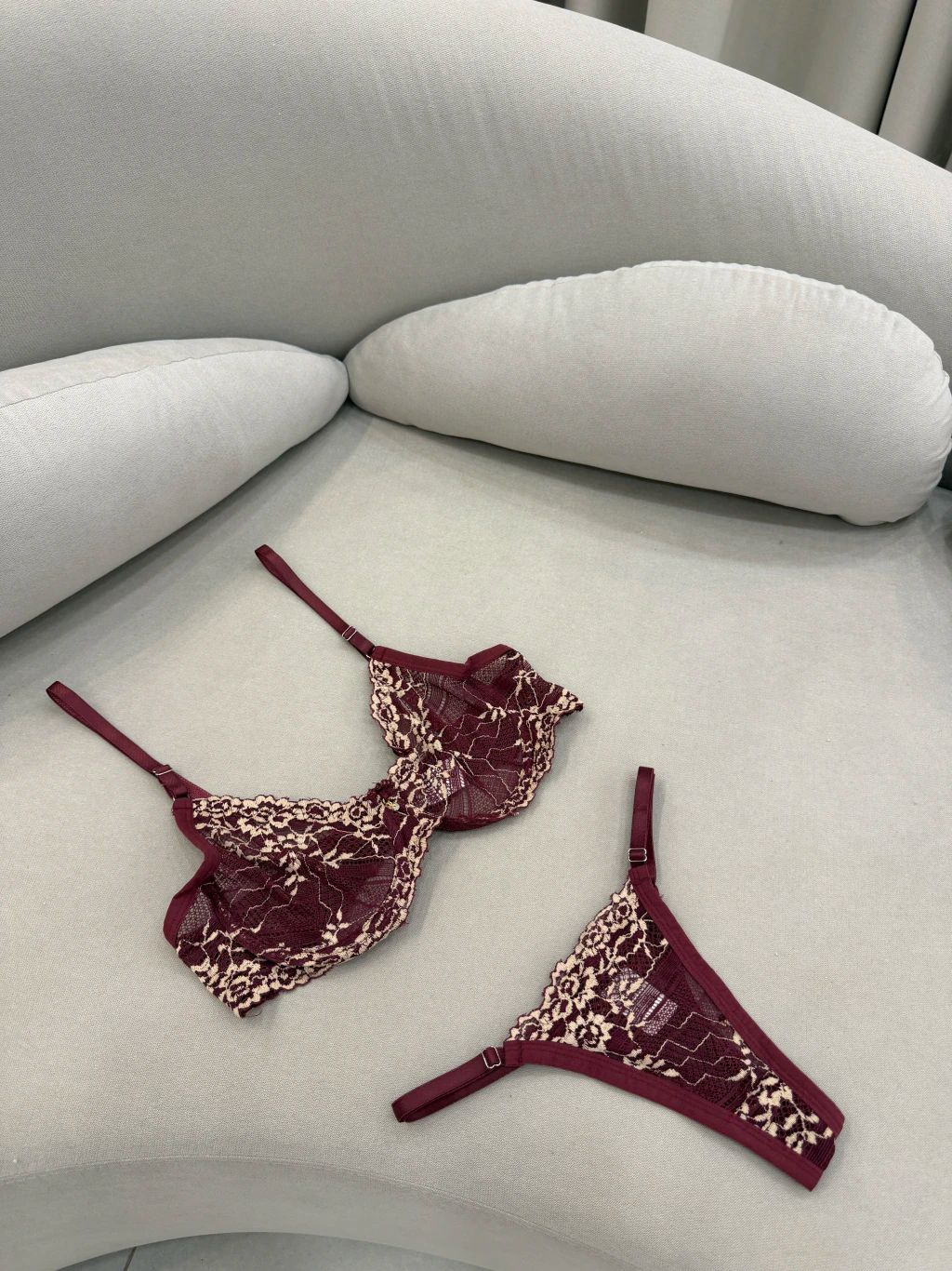 Conjunto Aura Vinho com Creme